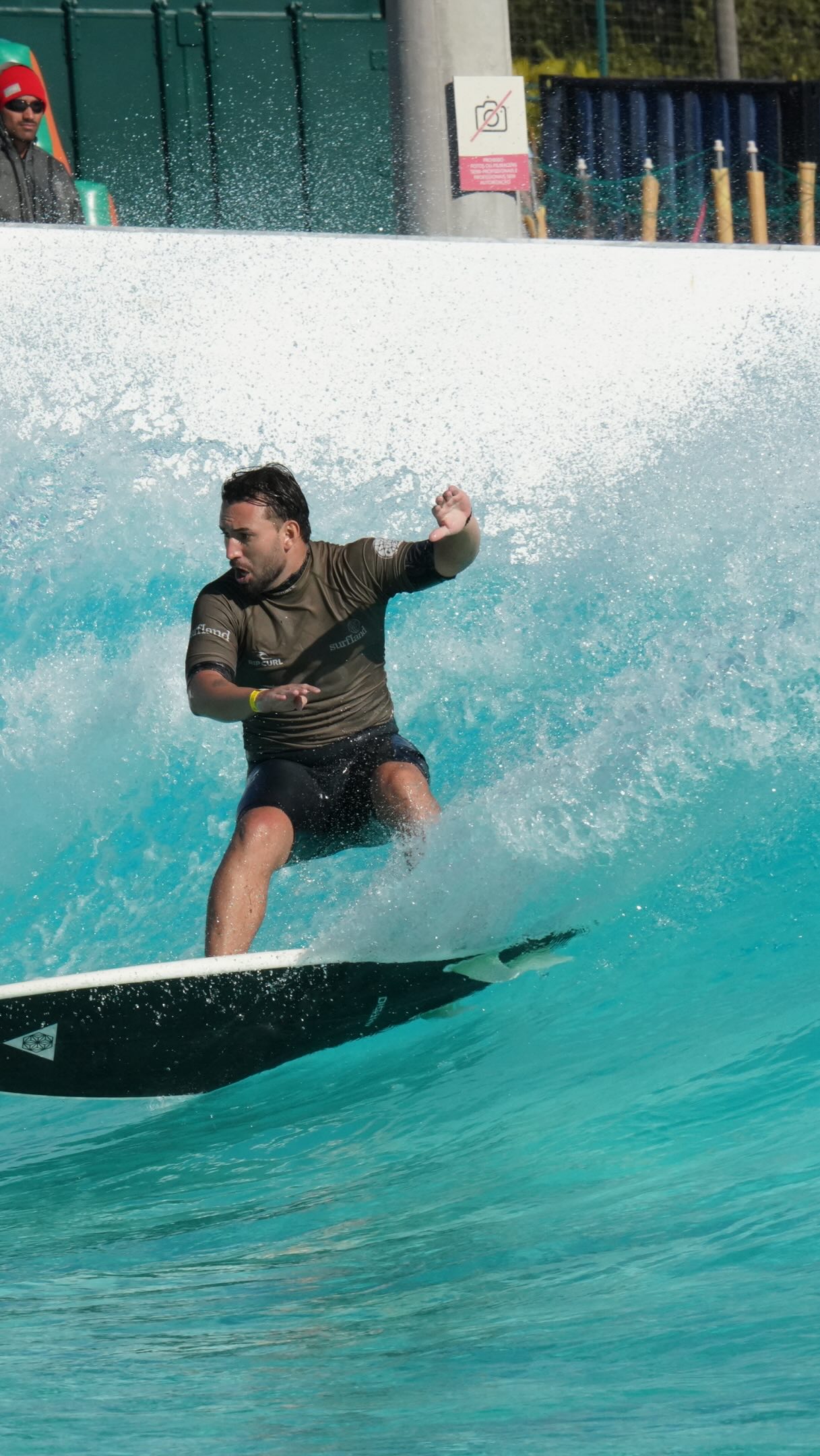Dr. Samuel surfando em uma piscina de ondas
